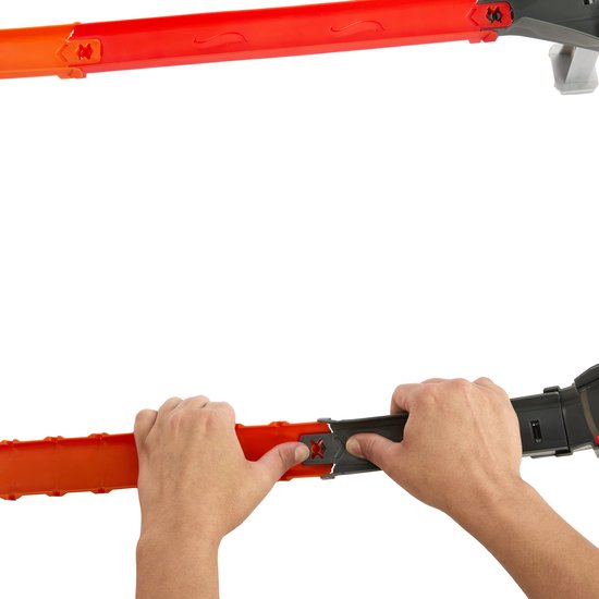 Twee handen verbinden oranje en grijze racebaandelen met rode accenten.