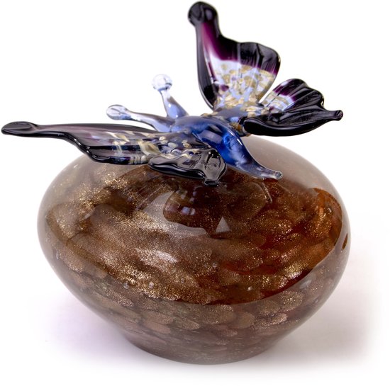 Bruine glazen urn met gouden spikkels, met blauwe en paarse glazen vlinder erop.