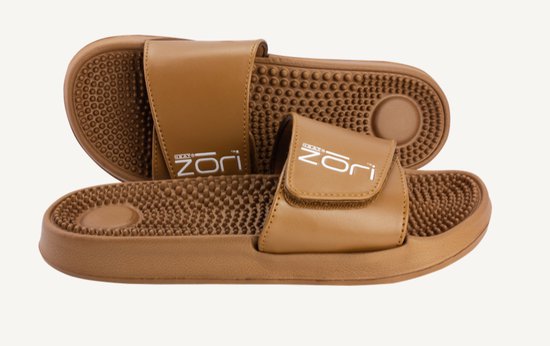 Bruine Zori slippers met een riempje en een massagezool, met het 'ZORI' logo erop.