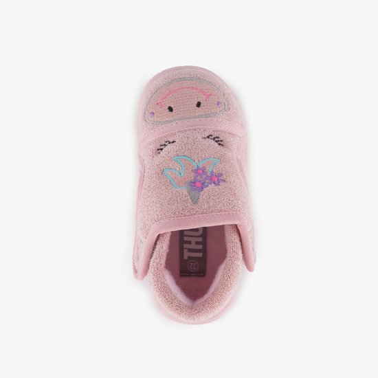 Roze pantoffel, bovenkant met geborduurde eenhoorn en klittenbandsluiting.