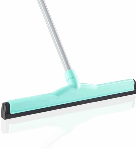 Turquoise vloertrekker met zwarte rubberen rand en grijze steel.