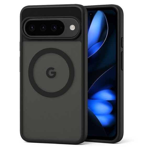 Coque de téléphone noire avec un 'G' circulaire et une île de caméra à trois lentilles.