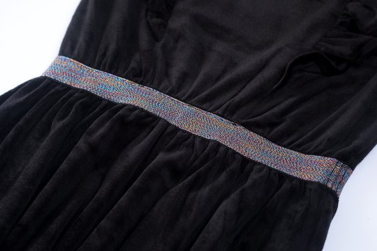 Gedetailleerde close-up van de glinsterende, veelkleurige elastische tailleband op een zwarte fluwelen jurk.