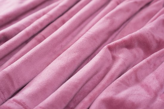 Roze fluwelen stof met plooien en naden.