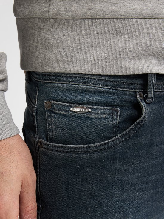 Donkerblauwe jeans met een metalen Petrol Industries logo op de coin pocket.