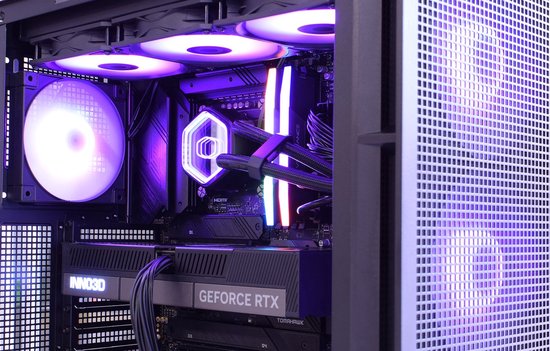 Gaming PC met een Nvidia GeForce RTX videokaart, verlichte ventilatoren en RGB-strips in paarse tinten, in een open kast.