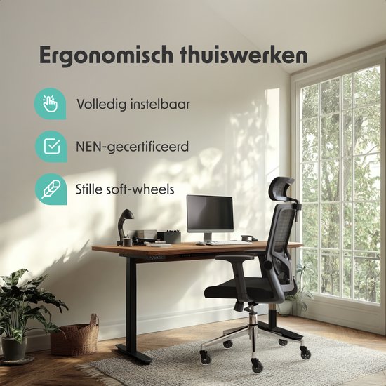 Zwarte ergonomische bureaustoel met mesh rugleuning en verstelbare onderdelen, thuis aan een bureau.