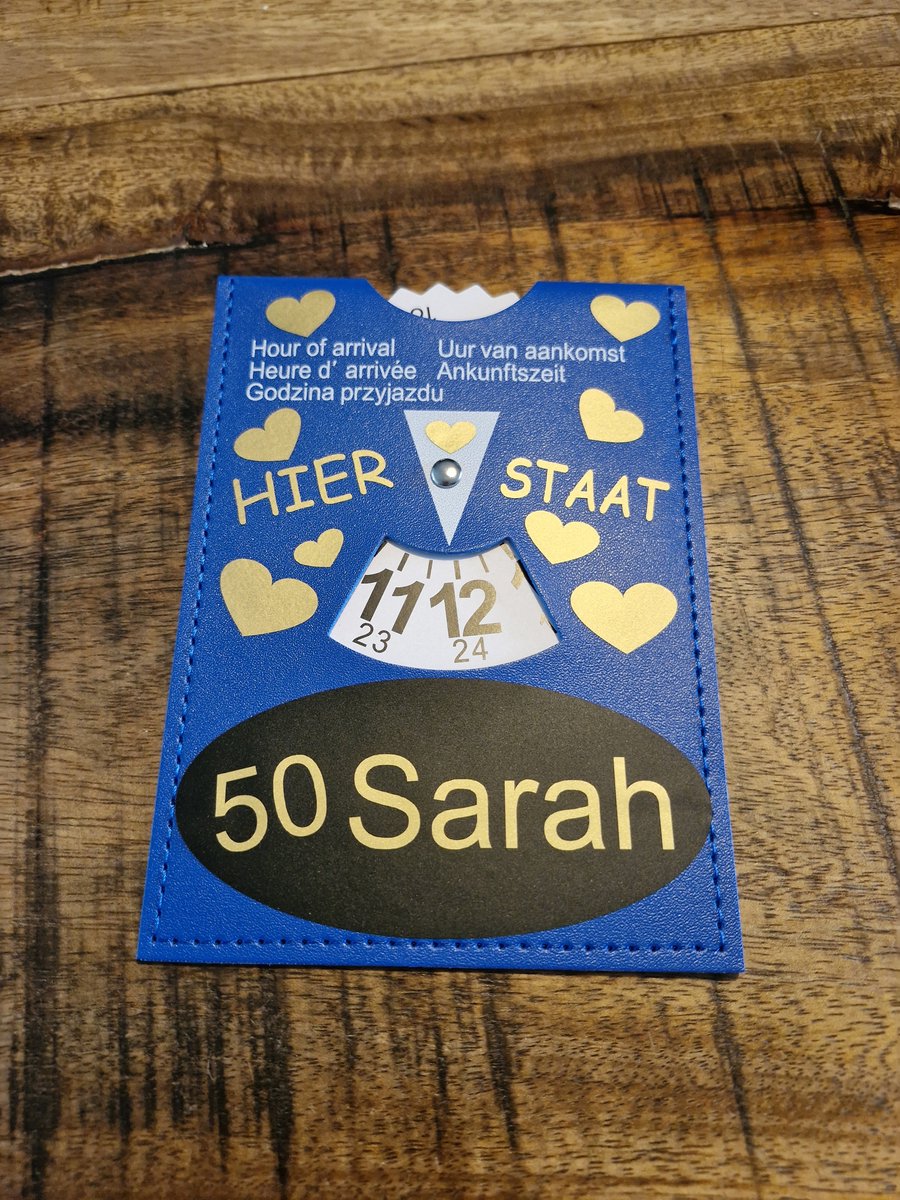 Parkeerschrijf met tekst- Hier staat - 50 Sarah - blauwe zone- parkeerkaart- blauweschijf
