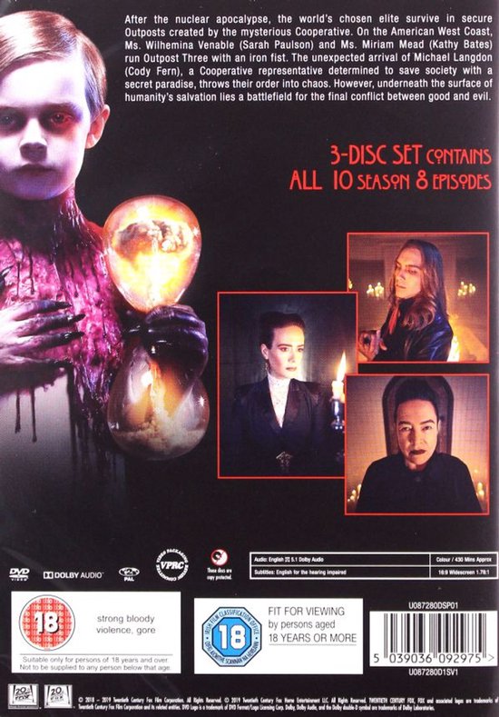 De achterkant van de DVD-hoes van American Horror Story: Apocalypse toont een jongen met organen, drie foto's van hoofdrolspelers en beschrijvende tekst.