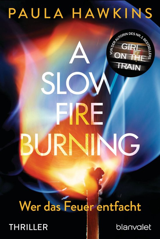 Boekomslag van "A Slow Fire Burning" door Paula Hawkins. Vlammen in oranje en geel tegen een donkere achtergrond.