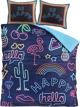 Bed met twee kussenslopen en een donkerblauw dekbedovertrek met vrolijke neonprints van tekst en figuren.
