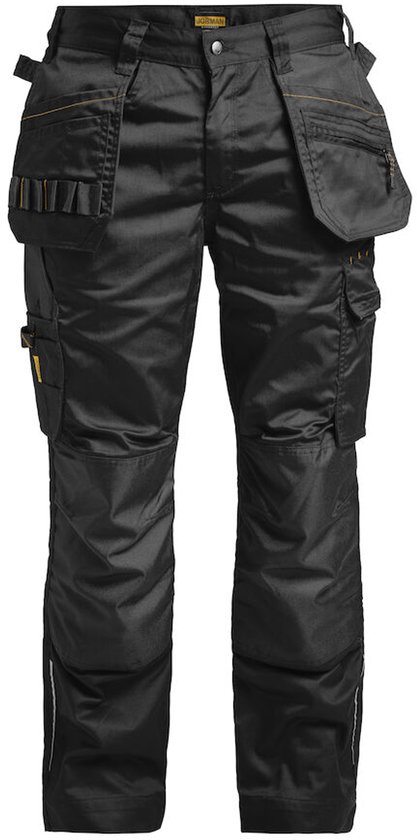 Zwarte werkbroek met gele accenten, veel zakken en versterkte knieën.