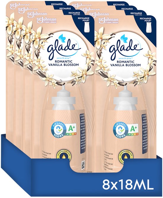 Een verpakking van acht Glade Sense & Spray Romantic Vanilla Blossom navullingen, elk 18ML.