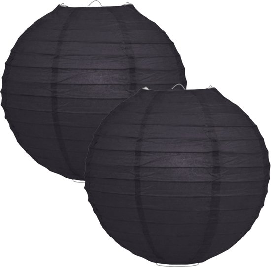 Twee zwarte papieren bol lampionnen met horizontale vouwen.