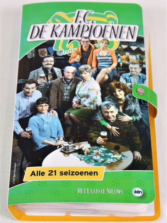 FC De Kampioenen: Alle 21 seizoenen. Groepsfoto van de cast in een café-setting, met de tekst 'FC DE KAMPIOENEN' bovenaan.