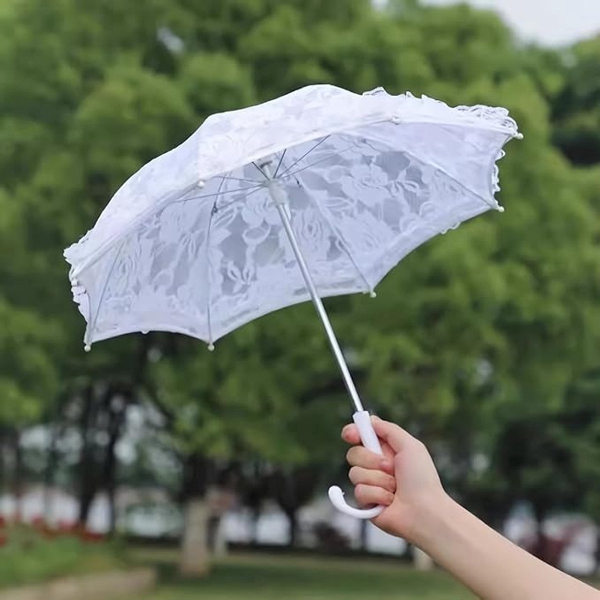 Witte Kantparaplu – Ambachtelijke Paraplu met Bloemenborduursel | Geschikt voor Bruid, Decoratie, Fotografie of Scene Props – Gebleekt, Maat M