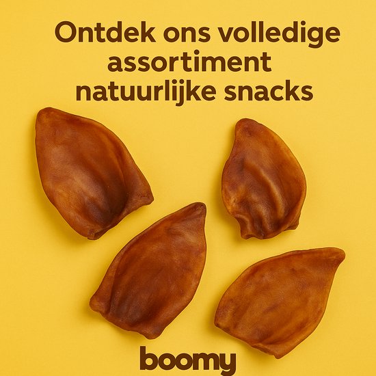 Vier natuurlijke, lichtbruine gedroogde oren van rund op een gele achtergrond.