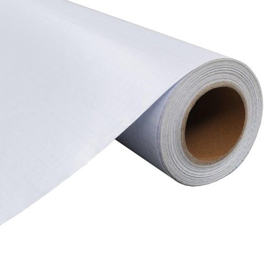 Rol witte raamfolie met een blauw rasterpatroon op de achterkant, op een witte achtergrond.