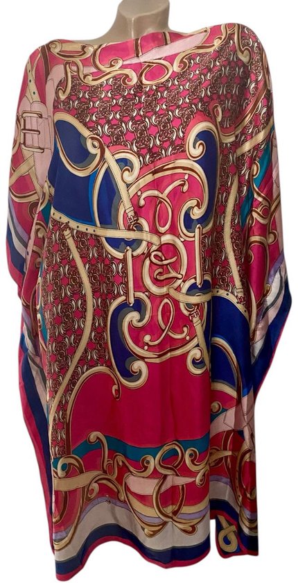 Roze kaftan met een satijnen visose print van gouden kettingen, blauwe en witte details. De kaftan valt los en heeft wijde mouwen.