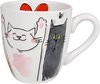 Witte mok met illustraties van twee katten en een rode vlinder. De katten hebben een speelse uitstraling.