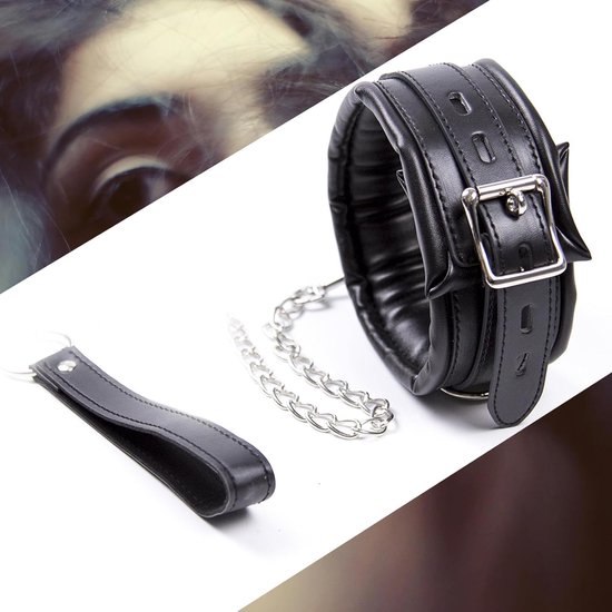 Zwart, gevoerd kunstleren halsband met ketting en handvat. Vrouw op een bank.