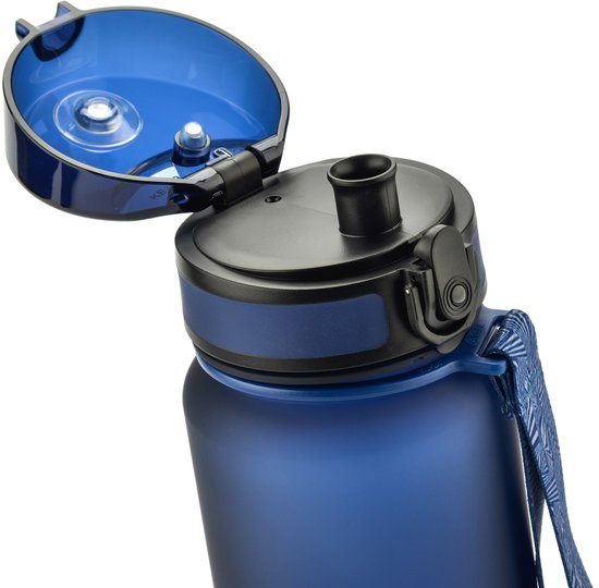 Blauwe sportfles met opengeklapte blauwe dop en zwarte schenktuit.