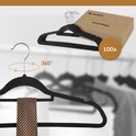 ACAZA fluwelen kleerhangers, 100 stuks. Zwarte fluwelen hanger met metalen haak en een das gedrapeerd.