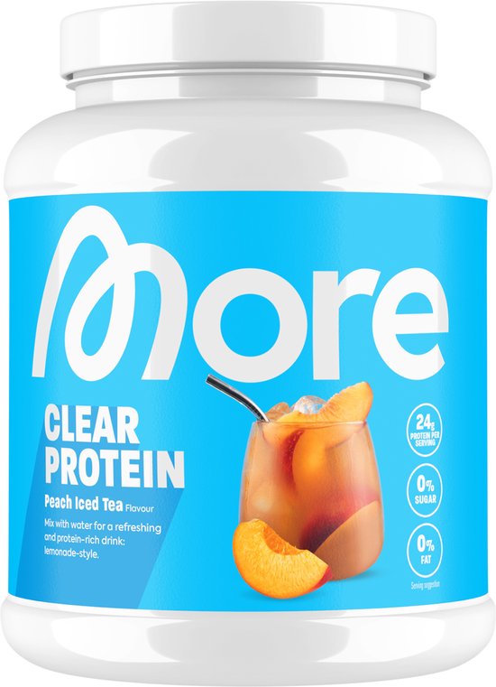 Witte pot met blauw label. 'More' logo, 'Clear Protein Peach Iced Tea'. Glas met ijsthee, perzikschijfjes en rietje. 24g eiwit, 0g suiker, 0g vet.
