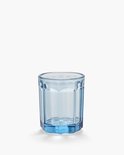 Een lichtblauw glazen waterglas met facetten. Het glas heeft een achthoekige basis.