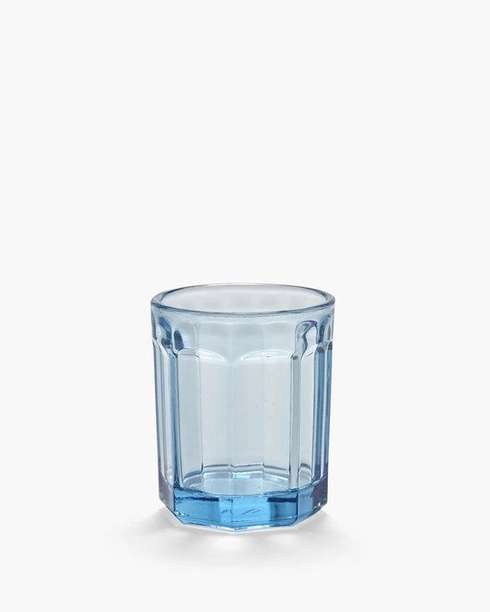 Een lichtblauw glazen waterglas met facetten. Het glas heeft een achthoekige basis.