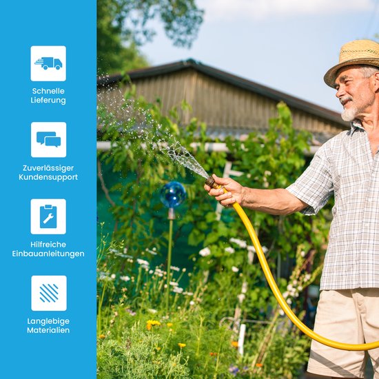 Man met hoed sproeit tuin met gele tuinslang. Links: leverings- en supporticonen.