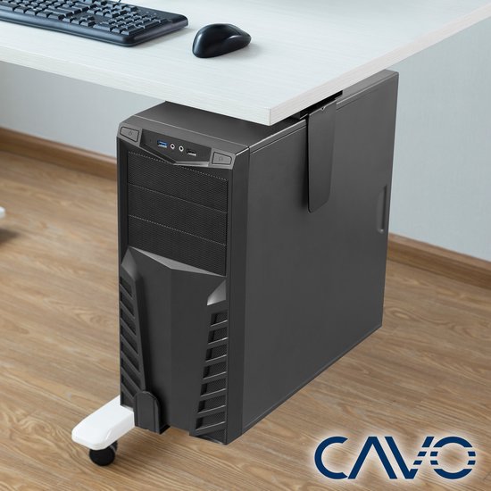 Zwarte computerkast hangend onder een wit bureau met toetsenbord en muis.