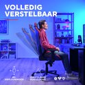 Man zit in een blauwe Superman gaming stoel, die in verschillende leunstanden is verstelbaar.