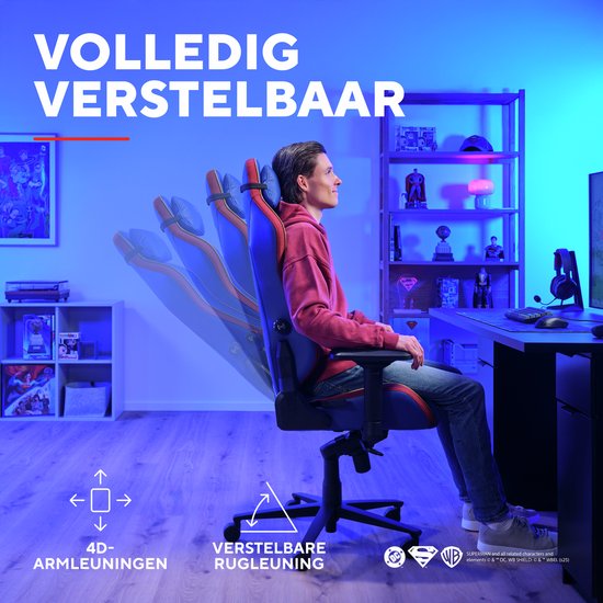 Man zit in een blauwe Superman gaming stoel, die in verschillende leunstanden is verstelbaar.