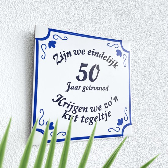 Huwelijkscadeau - Huwelijk cadeautje origineel - Spreuktegels - Jubileum cadeau - 50 jaar getrouwd - Trouwdag cadeau - Trouwdag - 15 x 15 cm - GRATIS ophangsysteem - Fotofabriek