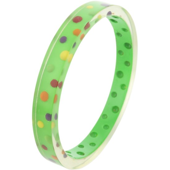 Lichtgroene kunststof bangle met veelkleurige stipjes, schuin van voren gefotografeerd.