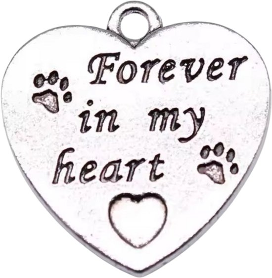 Zilverkleurige hartvormige bedel met de tekst 'Forever in my heart' en twee pootafdrukken.