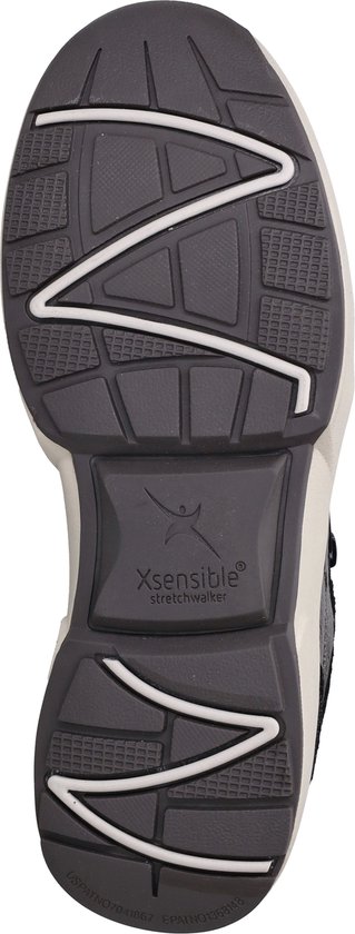 Onderkant van een zwarte en zilverkleurige sneaker met profiel en merknaam.