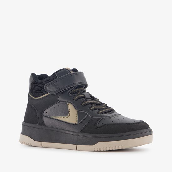 Sneaker montante noire avec velcro, logo beige et lacets.