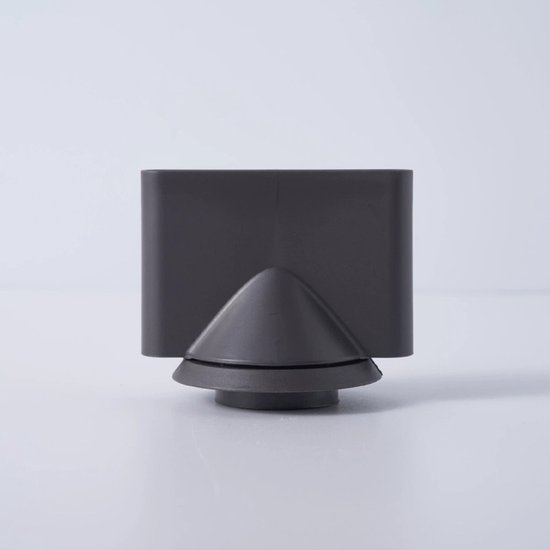 Buse de coiffage noire pour sèche-cheveux dyson, avec une pointe conique, sur fond blanc.