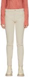 Crèmekleurige corduroy broek met een aansluitende pasvorm, gedragen door een model met een roze trui en beige laarsjes.