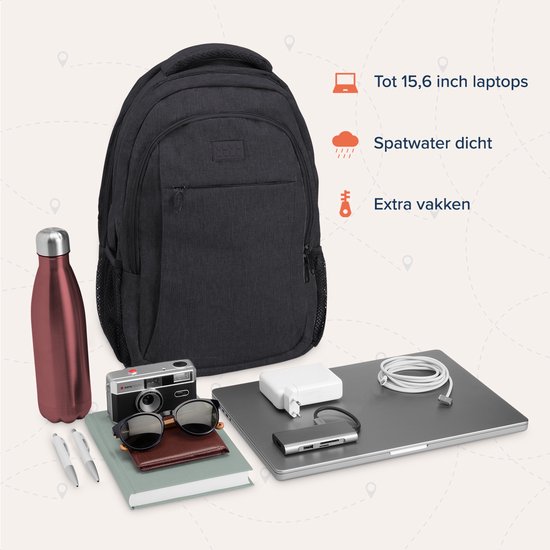 Zwarte rugzak met laptop, camera, zonnebril en een flesje ernaast. Tekst: "Tot 15,6 inch laptops", "Spatwater dicht", "Extra vakken".