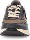 Zwarte sneaker met beige veters en mesh textuur.
