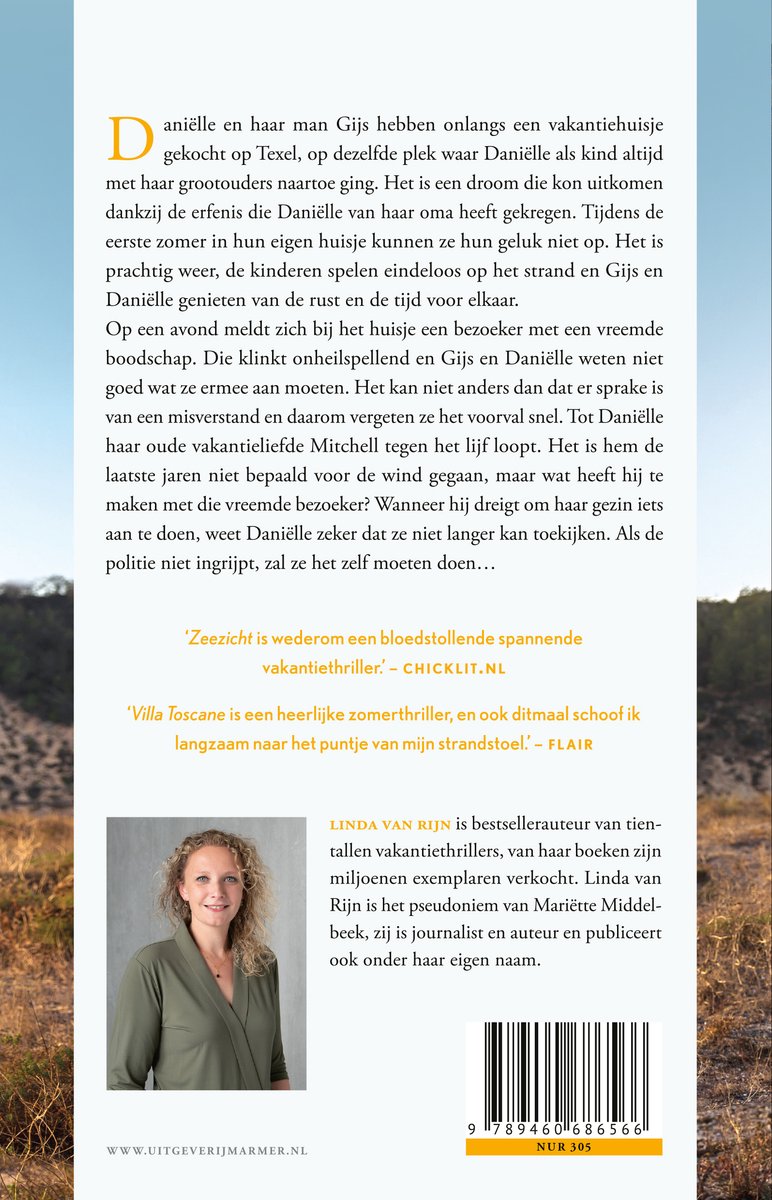 Achterflap van 'Strandslag Texel' door Linda van Rijn. Een vrouw met blond haar draagt een groen jasje.