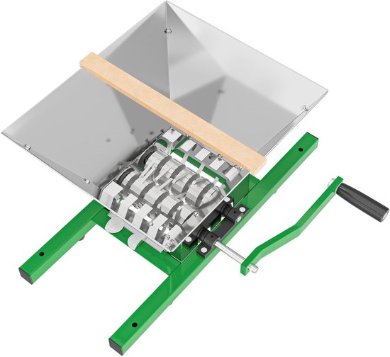 Groene fruitmolen met zilverkleurige trechter, hout duwstok en zwengel.