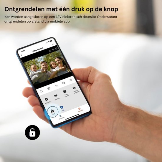 Hand houdt smartphone met videodeurbel app, toont gezin. Tekst: Ontgrendelen met één druk op de knop.