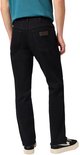 Achterkant van een man in zwarte regular/straight fit jeans en blauwe polo.