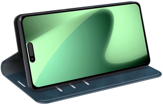 Blauw telefoonhoesje opengeklapt om de telefoon op een standaard te zetten.