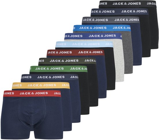 Boxershorts empilés dans différentes couleurs : bleu marine avec ceinture rouge, noir avec ceinture jaune, vert foncé avec ceinture verte, gris avec ceinture noire, gris clair avec ceinture rouge, bleu avec ceinture blanche, bleu foncé avec ceinture bleue, gris avec ceinture bleue, noir avec ceinture blanche.