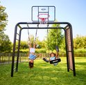 Kinderen spelen op een zwart speeltoestel met schommels, ringen, een basket en een zijpaneel.